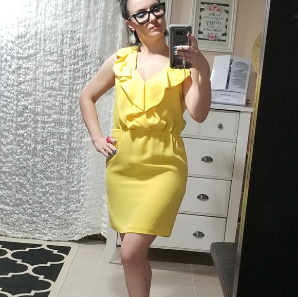 Beautiful yellow dress 👗 - Picture 6 of 8